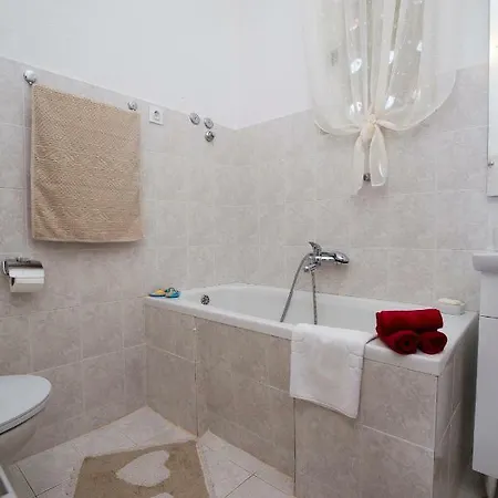Frane, Karlo I Sestre Agnic Holiday home