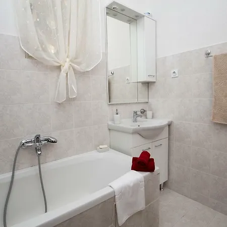 Vakantiehuis Frane, Karlo I Sestre Agnic *