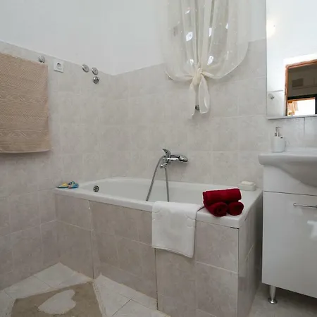 Frane, Karlo I Sestre Agnic Holiday home