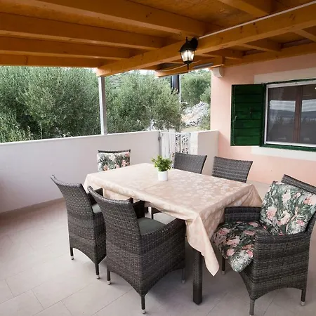 Frane, Karlo I Sestre Agnic Holiday home *